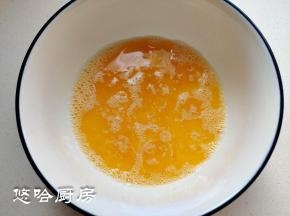 黄油隔热水融化或微波炉高火融化，加入搅匀的蛋液中，继续搅匀。