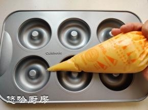 静置后的面糊装入裱花袋中。