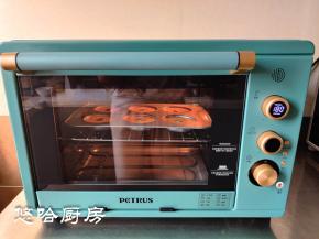 柏翠烤箱以上下管均180度预热，预热到位后将模具放入烤箱中层，烘烤18分钟。