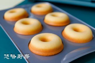 到时间后倒扣模具至网架上，让蛋糕放凉。