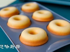 到时间后倒扣模具至网架上，让蛋糕放凉。