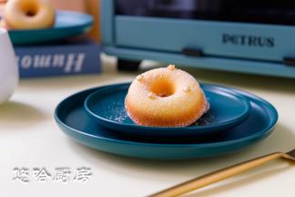 吃的时候可以用巧克力装饰一下，夏天的巧克力特别容易化，就筛了一层糖粉，味道很不错。