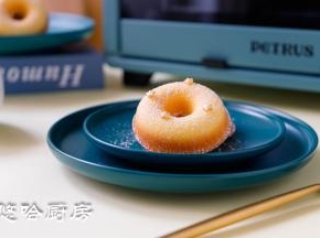 吃的时候可以用巧克力装饰一下，夏天的巧克力特别容易化，就筛了一层糖粉，味道很不错。