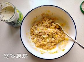 金枪鱼、鸡蛋、蛋黄酱搅匀成内馅，直接吃味道很好。