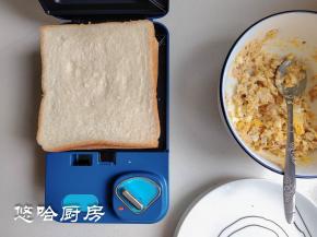 上面再放一片白吐司，盖好盖子，时间设定3分钟。