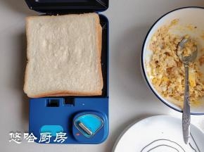 上面再放一片白吐司，盖好盖子，时间设定3分钟。