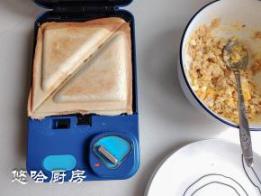 3分钟后开盖，三明治做好了，自带三角形，比自己直接切要整齐多了。
