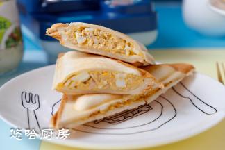 切开看看馅料很多，吃着很过瘾，搭配一杯牛奶就是一顿洋气早饭。