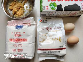 发酵版的华夫饼用到了全麦面包粉和日式蛋糕粉，鸡蛋是山鸡蛋，个头很小，如果用2个大鸡蛋，牛奶的用量就要减少，配方中用的是橄榄油，不喜欢的可以用黄油。