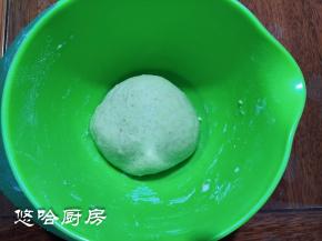 所有的材料放盆里，牛奶不要一次性加入，留下10克根据面团的干湿状态决定是否全部加入，因为不同面粉的吸水性不同。和好的面团有点粘手，在案板上摔打几下至表面光滑即可，不用使劲揉更不用揉出膜，面团收盆里盖保鲜膜冰箱冷藏发酵一夜，早晨起来直接做非常省事。