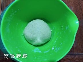 所有的材料放盆里，牛奶不要一次性加入，留下10克根据面团的干湿状态决定是否全部加入，因为不同面粉的吸水性不同。和好的面团有点粘手，在案板上摔打几下至表面光滑即可，不用使劲揉更不用揉出膜，面团收盆里盖保鲜膜冰箱冷藏发酵一夜，早晨起来直接做非常省事。