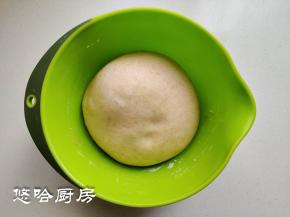 冷藏一夜发酵好的面团，不用回温可直接进行后面操作。