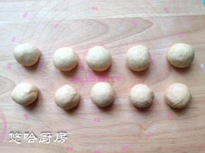 面团平均分成10个，一个面团差不多35克左右，盖保鲜膜松弛15分钟左右。