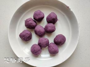 蒸熟的紫薯压成泥，放一大勺奶粉、少量的牛奶、白糖搅拌均匀，团成15克左右的圆球，做10个紫薯球待用。紫薯泥具体用多少没称重，用不了的紫薯泥直接吃掉，不会浪费的。