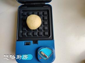 三明治早餐机先预热2分钟，把包好馅的小面团收口朝下摆放在饼盘中间，合上盖子加热3分钟。