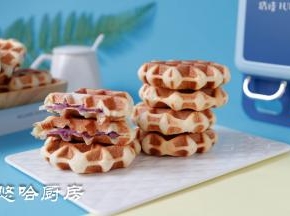 刚出炉的华夫饼表皮脆、内里软甜，松软好吃。
