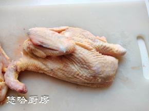 准备一只三黄鸡，一定要用三黄鸡，一斤左右最合适，最大不要超过一斤半，我用的有点大，干脆切2半分开烤。