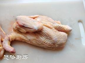 准备一只三黄鸡，一定要用三黄鸡，一斤左右最合适，最大不要超过一斤半，我用的有点大，干脆切2半分开烤。