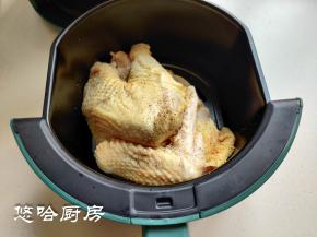 把准备好的鸡直接放进空气炸锅的篮子里，炸蓝里有支架，先把支架放上再放鸡。