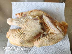 在鸡表面撒一层盐，多放一点没关系，放少了就没滋味，实在没味的话吃的时候蘸点盐吃也行哎，再撒上现磨的黑胡椒，没有可以不放。