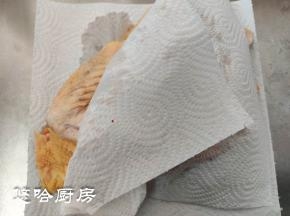 鸡冲洗干净后，用厨房纸蘸干表面的水分，一定要蘸干水分，否则烤不出脆皮。