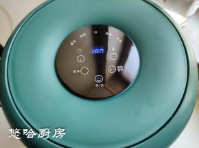 选择炸锅的牛肉功能，温度设定为180度，先烘烤13分钟。再将温度调至165度烘烤20分钟，翻一下面继续用180度烘烤20分钟。