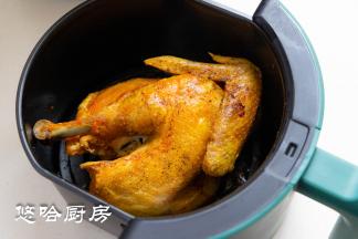 一共烘烤53分钟，烘烤结束，看看是不是脆皮鸡。鸡皮脆脆的，沾点白糖吃像点心一样特好吃。