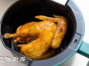 一共烘烤53分钟，烘烤结束，看看是不是脆皮鸡。鸡皮脆脆的，沾点白糖吃像点心一样特好吃。