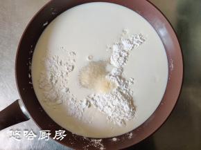 把牛奶、白糖、玉米淀粉全部放入平底锅中，用刮刀拌匀至无干粉，建议用平底不粘锅。
