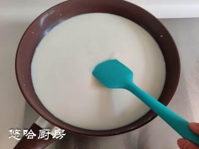 开小火加热，一边加热一边用硅胶铲搅拌，避免粘锅底。