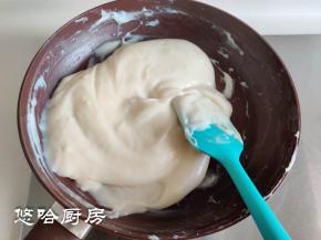 牛奶会慢慢的变得浓稠，一直搅拌至不流动、全部为糊状时关火。