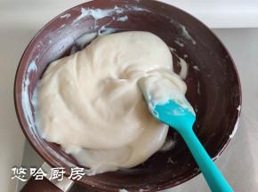 牛奶会慢慢的变得浓稠，一直搅拌至不流动、全部为糊状时关火。