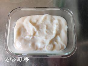 牛奶糊倒入方形或长方形的容器中，放凉后放冰箱冷藏至少1个小时以上。