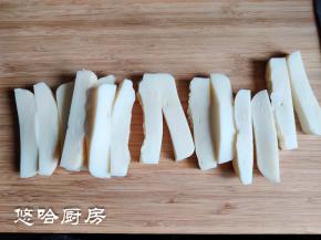 放凉的牛奶糊倒扣在案板上，切成长条状，凝固后的牛奶糊像果冻一样。