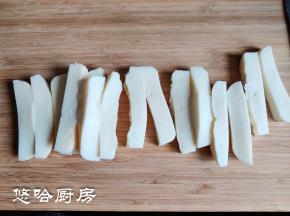 放凉的牛奶糊倒扣在案板上，切成长条状，凝固后的牛奶糊像果冻一样。