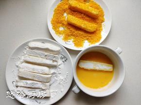 准备2个平盘，一个放玉米淀粉，一个放面包糠，1个鸡蛋在碗中打散。牛奶条先放淀粉中沾满淀粉，再放蛋液中沾满蛋液，最后放入面包糠中打个滚，沾满面包糠。