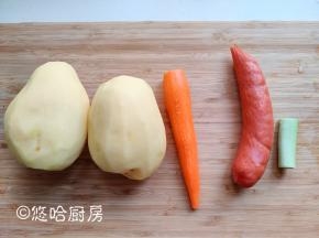 土豆、胡萝卜削皮洗净，准备了一小段葱，实际上没用，因为孩子不吃葱和洋葱，这款可乐饼没用洋葱或者大葱。