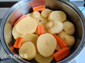 土豆切片、胡萝卜切段，放蒸锅上蒸熟，开锅后蒸10分钟即可。