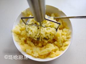 蒸熟的土豆用勺子或压泥器压成土豆泥，土豆泥越细越好。