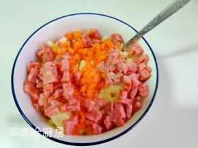 蒸熟的胡萝卜切小丁，香肠切小丁，全部放入土豆泥中，加适量的盐、胡椒粉、糖调味。