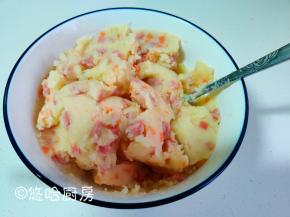 把土豆泥和香肠、胡萝卜丁拌匀，待用。