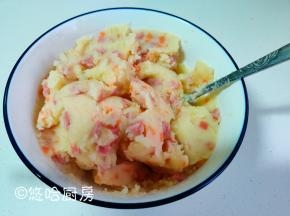 把土豆泥和香肠、胡萝卜丁拌匀，待用。