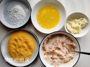 准备3个盘子，分别放入玉米淀粉、面包糠、打散的蛋液。