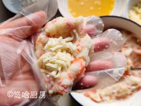 戴一次性手套团起一块土豆泥，中间包入适量的马苏里拉奶酪丝，包起奶酪丝即可。