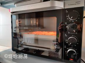 烤箱以上火210度，下火190度预热，预热到位将烤盘放入中下层，烘烤20分钟左右。