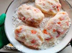 做好的土豆饼先放入面粉中，均匀的沾满面粉。