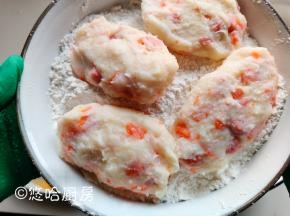 做好的土豆饼先放入面粉中，均匀的沾满面粉。
