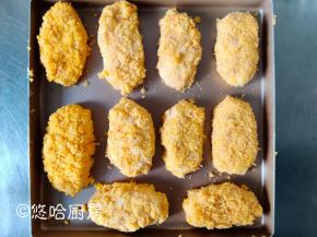 再放入蛋液中滚一圈，最后放入面包糠中沾满面包糠，依次做好摆放在烤盘上。