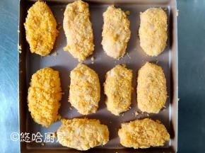 再放入蛋液中滚一圈，最后放入面包糠中沾满面包糠，依次做好摆放在烤盘上。
