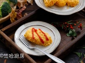 烘烤结束后取出烤盘，土豆饼装盘，可沾食番茄沙司。